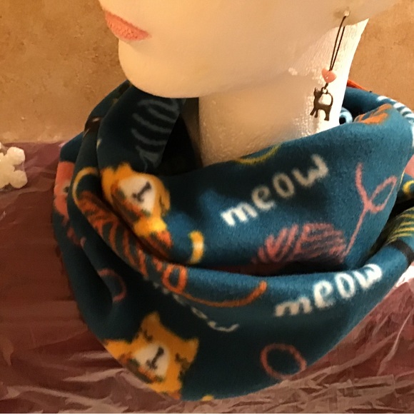 Cats Infinity Scarf - Picture 3 of 4